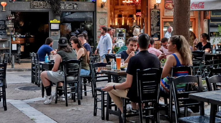 Κλειστοί χώροι: Όλα όσα αλλάζουν από την Δευτέρα – Τι ισχύει για εμβολιασμένους και μη