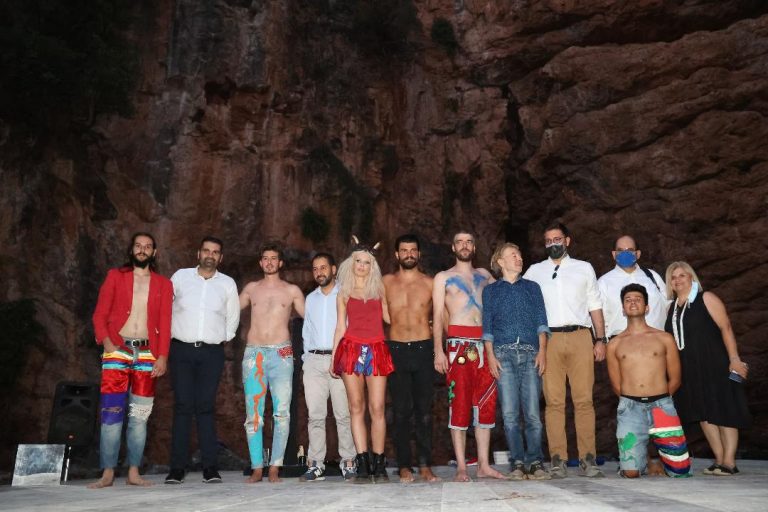Ζωντάνεψε η Περιφέρεια Κρήτης με τον «Προμηθέα Δεσμώτη» το «Βουλισμένο Αλώνι»  Θερμό χειροκρότημα στους συντελεστές της παράστασης απ’ όλους που βρέθηκαν στο γεωλογικό μνημείο της φύσης!