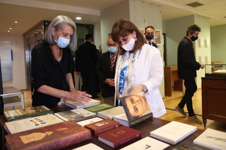 Στο Ηράκλειο η Πρόεδρος της Δημοκρατίας – Ξενάγηση στη Βικελαία Δημοτική Βιβλιοθήκη