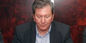 Πατώντας σε δύο βάρκες