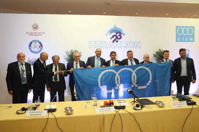 Ο Δήμαρχος Ηρακλείου Βασίλης Λαμπρινός στην υπογραφή σύμβασης για τους Παράκτιους Μεσογειακούς2