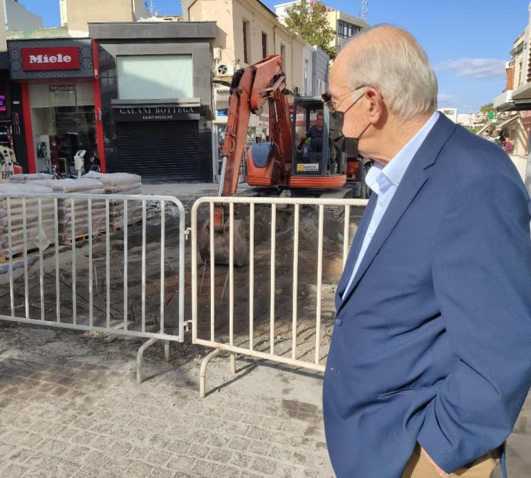 Ξεκίνησε η πλακόστρωση στην ανάπλαση του κέντρου – Αυτοψία από τον Δήμαρχο Ηρακλείου Βασίλη  Λαμπρινό