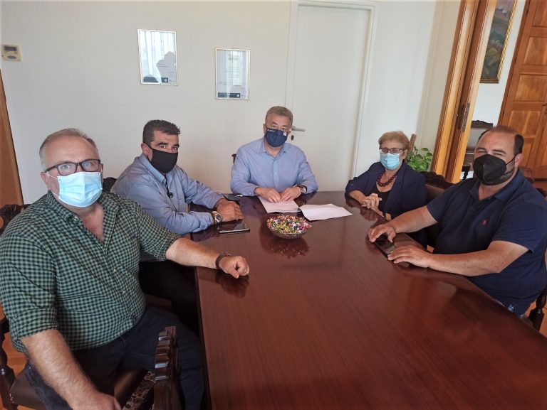 Η δημιουργία γηπέδου για δυο ομάδες και την νεολαία του Πλατανιά στην συνάντηση υπό τον Περιφερειάρχη στο Ρέθυμνο.