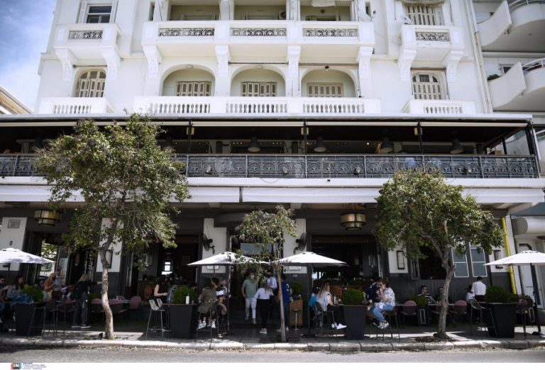 Μπαίνει τέλος στους «ανοιχτούς» χώρους με… πλαϊνές τέντες σε καφέ και εστιατόρια