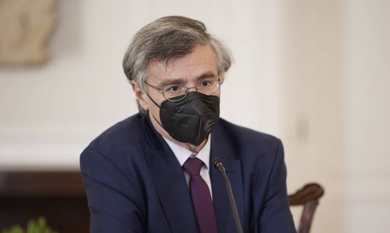 Το come back του Σωτήρη Τσιόδρα – Γιατί η κυβέρνηση αποφάσισε να μπει ξανά στην πρώτη γραμμή