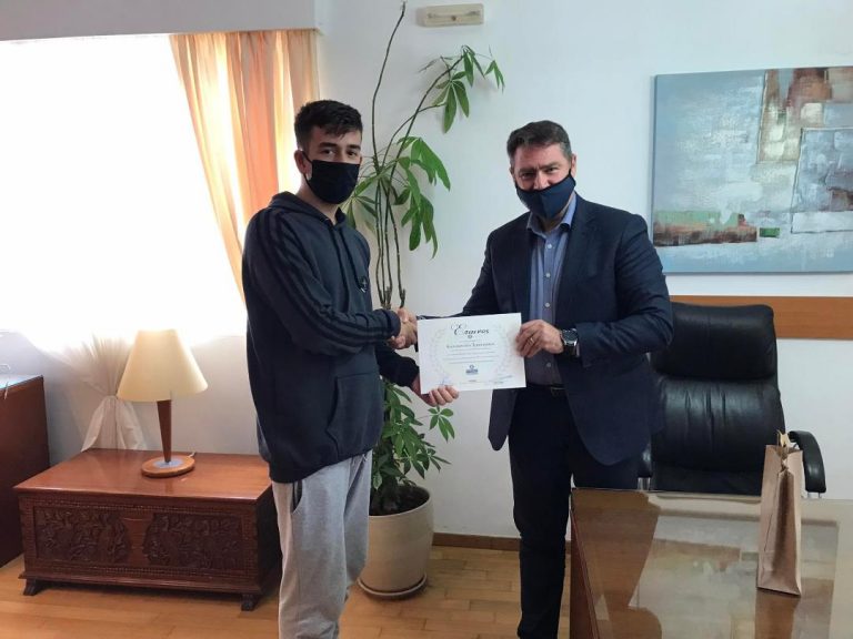 Bράβευση του Κωνσταντίνου Τραπιεράκη, μαθητή Γυμνασίου Λιμ. Χερσονήσου για τη διάκρισή του σε πανελλήνιο εκπαιδευτικό διαγωνισμό