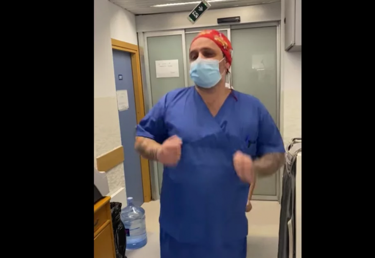 Viral βίντεο: Νοσηλευτές ΜΕΘ χορεύουν τα «Χριστούγεννα» της Γαρμπή και στέλνουν μήνυμα αγάπης