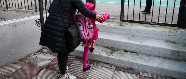 Κορονοϊός: Πόσες ημέρες άδεια δικαιούνται οι γονείς παιδιών που νοσούν – Πώς θα χορηγείται η άδεια