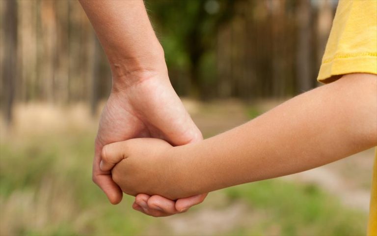 Τραγωδία στην Ηλεία: 12χρονο παιδί έχασε τους θετούς του γονείς από κορωνοϊό