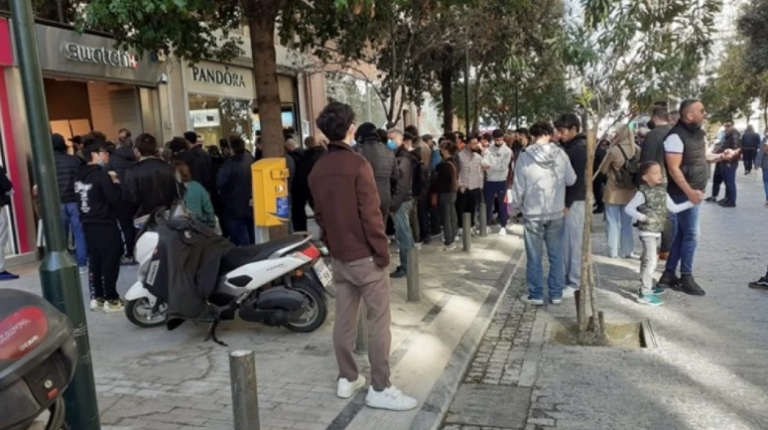 Ουρές έξω από καταστήματα Swatch για μια ρέπλικα ρολογιού Omega των €6.700 με τιμή αγοράς €250!