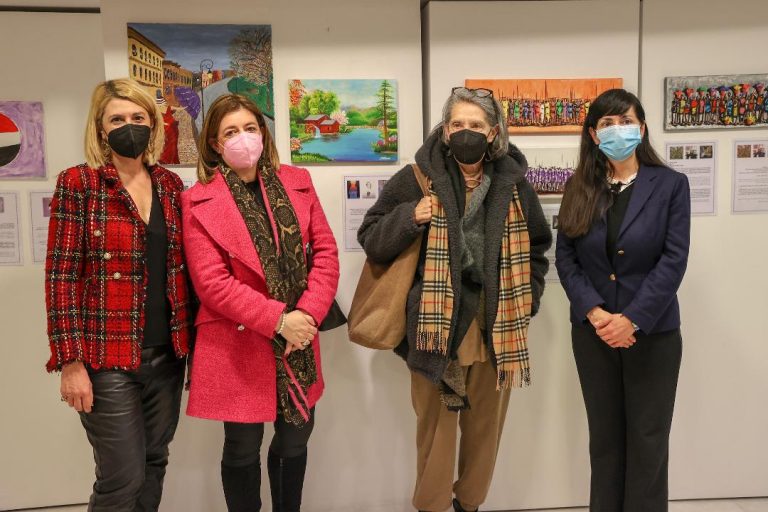 Ο Δήμαρχος Ηρακλείου Βασίλης Λαμπρινός στην έκθεση ζωγραφικής με έργα προσφύγων στο πατάρι του βιβλιοπωλείου της Βικελαίας Δημοτικής Βιβλιοθήκης   