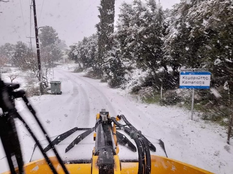 Για τρίτη μέρα συνεχίζουν να επιχειρούν μηχανήματα του Δήμου Μαλεβιζίου με στόχο να παραμείνει ανοιχτό το οδικό δίκτυο   