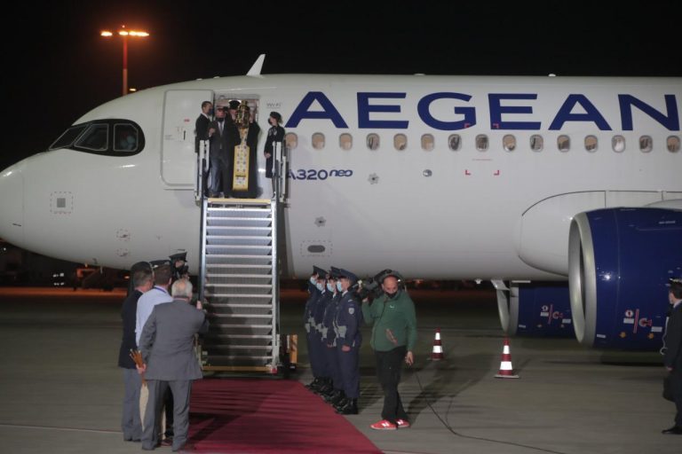 Ολοκληρώθηκε η άφιξη του Αγίου Φωτός από τα Ιεροσόλυμα και η μεταφορά του σε 7 πόλεις της Ελλάδας από την AEGEAN και την Olympic Air.  