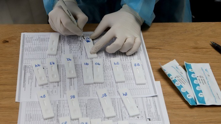 Στις ηλικίες 18-24 ετών η μεγαλύτερη διασπορά του κορωνοϊού -Θετικό σχεδόν 1 στα 4 rapid στην Ελλάδα