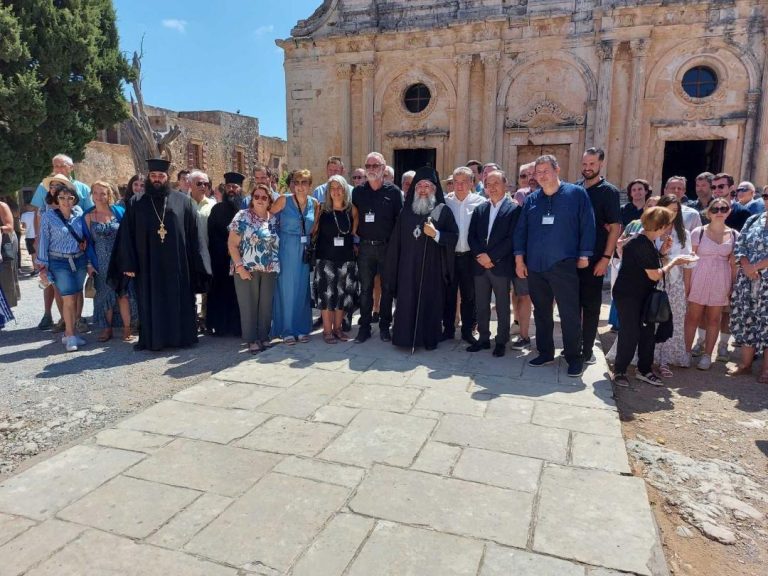 Θερμό καλωσόρισμα των ομογενών της Αμερικής στη Μονή Αρκαδίου από τον Αρχιεπίσκοπο, τον Περιφερειάρχη και τον Δήμαρχο.