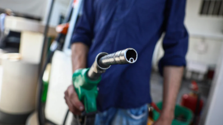 Fuel Pass 2: Νέες αποφάσεις «ξεμπλοκάρουν» τις πληρωμές και για την άυλη κάρτα με το μπόνους στο επίδομα βενζίνης