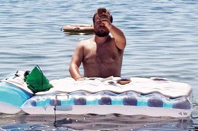 Σάλος στην Ιταλία με ιερέα που έκανε λειτουργία μέσα στη θάλασσα με το μαγιό του
