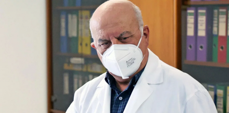 Τζανάκης: «Οι άνω των 60 πρέπει να λάβουν την 4η δόση άμεσα -Πλέον ένας στους δύο έχει κορωνοϊό»