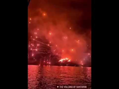Εντυπωσιακή αναπαράσταση της «έκρηξης» στο ηφαίστειο Σαντορίνης -Τα πυροτεχνήματα έκαναν τη νύχτα… μέρα