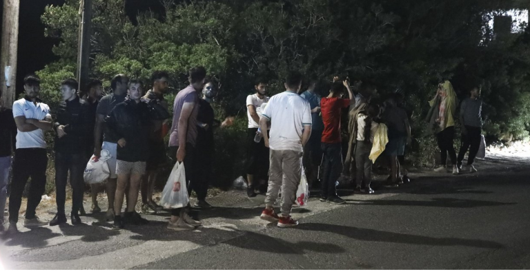 Κρήτη: Σε κλειστό γυμναστήριο μεταφέρθηκαν 61 μετανάστες που εντοπίστηκαν σε ακυβέρνητο σκάφος