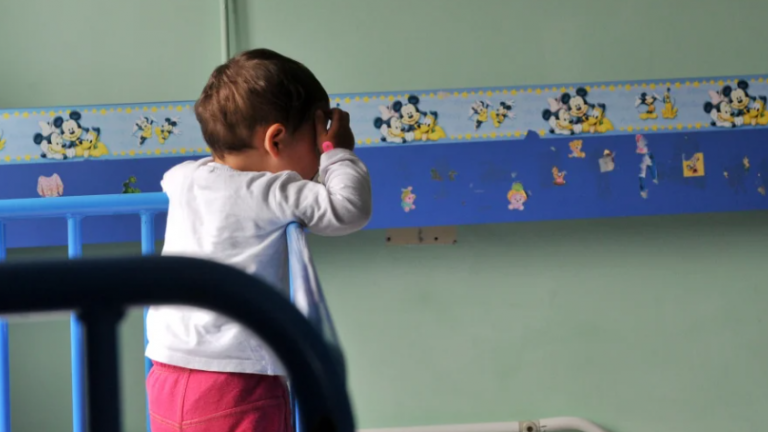 Σαρώνουν οι ιώσεις: 100.000 κρούσματα την ημέρα βλέπουν οι ειδικοί