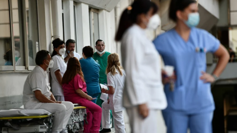 Οι ιώσεις «γονατίζουν» νοσοκομεία και υγειονομικούς, «φωνές» για επιστροφή μάσκας στα σχολεία