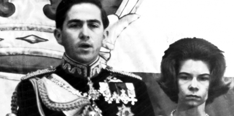 Η ιστορική δίκη του τέως για τη βασιλική περιουσία -Τι γράφει σχετικά ο Ν. Αλιβιζάτος