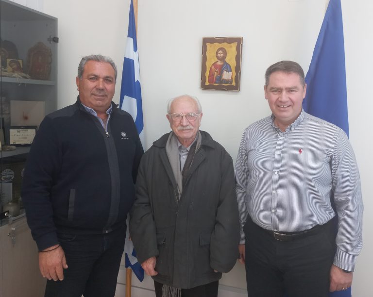 ΣΥΝΑΝΤΗΣΗ ΔΗΜΑΡΧΟΥ ΧΕΡΣΟΝΗΣΟΥ ΜΕ ΤΟΝ 89ΧΡΟΝΟ ΔΗΜΗΤΡΗ ΜΟΥΔΑΤΣΑΚΗ ΠΟΥ ΕΤΟΙΜΑΖΕΤΑΙ ΓΙΑ ΤΟ ΜΕΤΑΠΤΥΧΙΑΚΟ ΤΟΥ