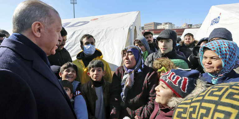 Γιατί ο Ερντογάν επιμένει να στηθούν οι κάλπες στις 14 Μαΐου παρά τους σεισμούς