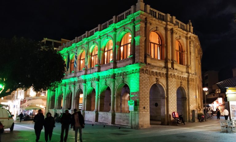 Φωταγώγηση της Λότζια με αφορμή την Πανελλήνια Ημέρα κατά της σχολικής βίας
