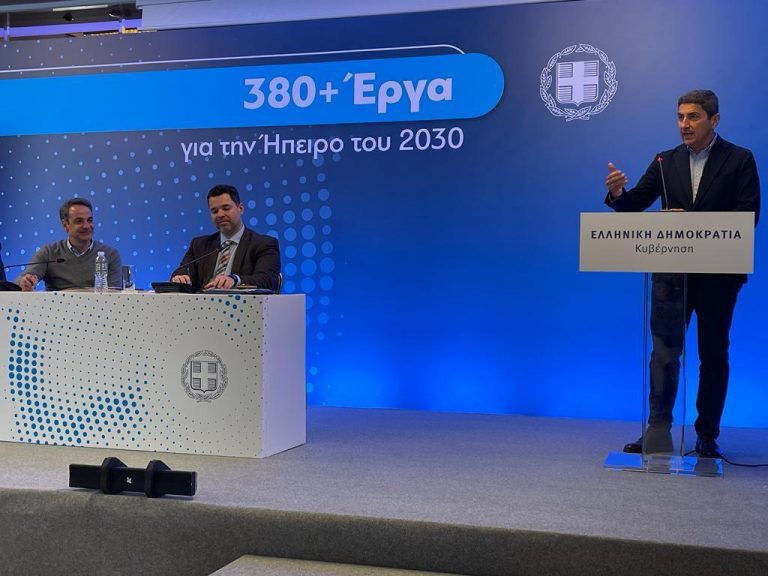 Πλήρως ενημερωμένος ο Πρωθυπουργός για τα ποδοσφαιρικά