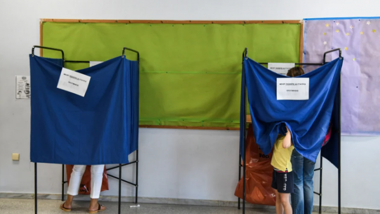 Euractiv: Μάχη σώμα με σώμα ΝΔ – ΣΥΡΙΖΑ σε νέα δημοσκόπηση για τις εκλογές 2023