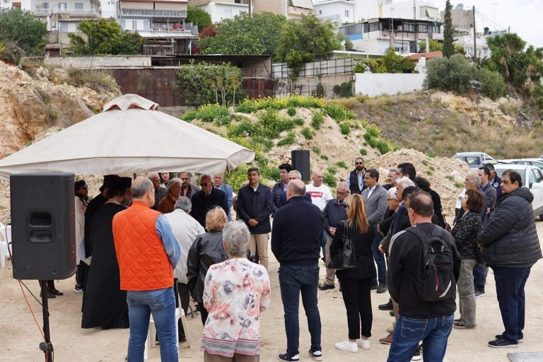 Δίπλα στους κατοίκους της Αγίας Αικατερίνης ο Μάξιμος