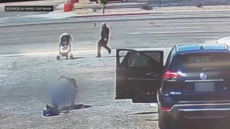 «Στο τσακ!»: Περαστικός πρόλαβε παιδικό καρότσι προτού κυλήσει σε δρόμο, απίστευτο βίντεο