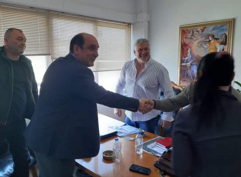 Ο Γιώργος Επιτροπάκης στο Δημαρχείο του Δήμου Φαιστού.