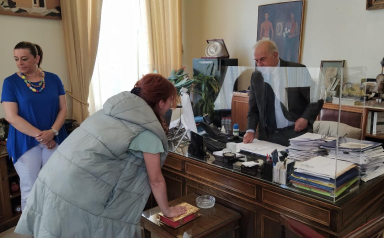 Ορκωμοσία νέας υπαλλήλου από τον Δήμαρχο Ηρακλείου Βασίλη Λαμπρινό