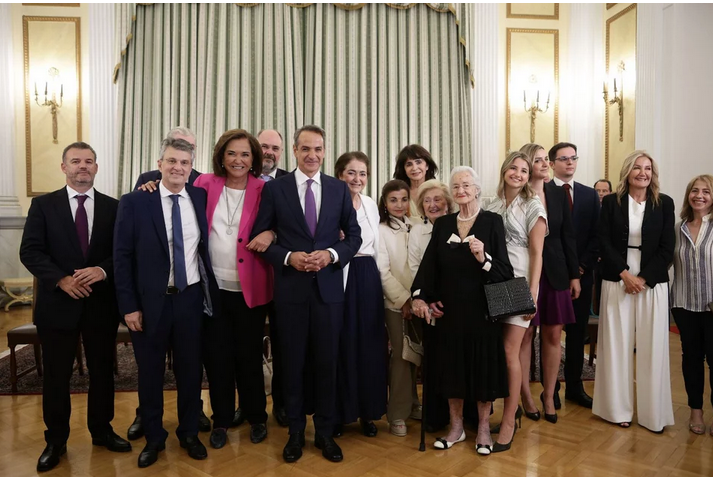 Με την Μαρέβα και τα τρία παιδιά του στην ορκομωσία ο Μητσοτάκης!