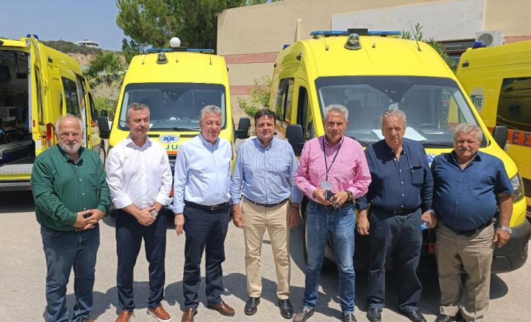 Άλλα 4 σύγχρονα ασθενοφόρα από τα 14 συνολικά παρέδωσε σήμερα ο Περιφερειάρχης Κρήτης στον Διοικητή της 7ης ΥΠΕ για τα Κέντρα Υγείας Κισσάμου, Σφακίων, Αγ. Φωτεινής και Αρκαλοχωρίου – Η χρηματοδότηση το έργου από το ΕΣΠΑ Κρήτης με προϋπολογισμό 1.148.000  χιλ. ευρώ.