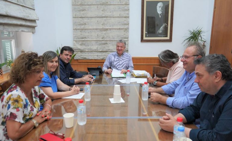 Σύμβαση με προϋπολογισμό 640.000 ευρώ για την αποκατάσταση κατολισθήσεων εντός των οικισμών Αγ. Βλάση και Αγ. Σύλλα Π.Ε. Ηρακλείου υπέγραψε  ο Περιφερειάρχης Κρήτης