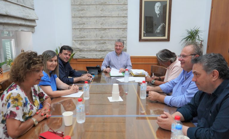 Σύμβαση με προϋπολογισμό 640.000 ευρώ για την αποκατάσταση κατολισθήσεων εντός των οικισμών Αγ. Βλάση και Αγ. Σύλλα Π.Ε. Ηρακλείου υπέγραψε σήμερα ο Περιφερειάρχης Κρήτης