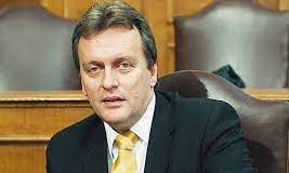 Διχάζουν οι τσαρλατάνοι