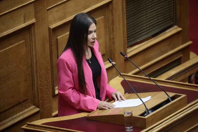 Ελένη Βατσινά: Στη Βουλή η αδιανόητη εικόνα των τουαλετών του αεροδρομίου Ηρακλείου   