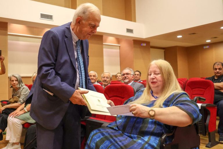 Συγκίνηση στην απονομή του βραβείου «Νίκος Καζαντζάκης» στην Λένα Πλάτωνος – Ακούστηκε για πρώτη φορά η νέα δημιουργία της «Το Ηράκλειο μου»