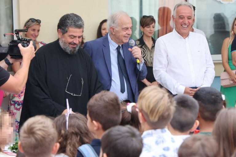 Τέλεση αγιασμών σε σχολεία του Ηρακλείου παρουσία του Δημάρχου Βασίλη Λαμπρινού