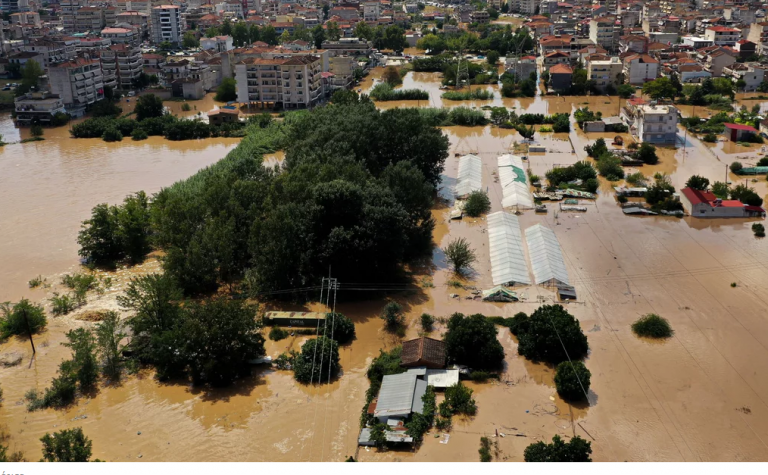 Φουσκώνει ο Πηνειός και απειλεί τη Λάρισα: Πλημμυρίζουν περιοχές, έκλεισαν δρόμοι, εκκενώνονται γειτονιές