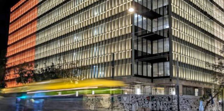 Φωταγωγήθηκε το νέο ΜΙΝΙΟΝ, ξυπνώντας μνήμες παλιάς Αθήνας -Πότε ανοίγει τις πύλες του