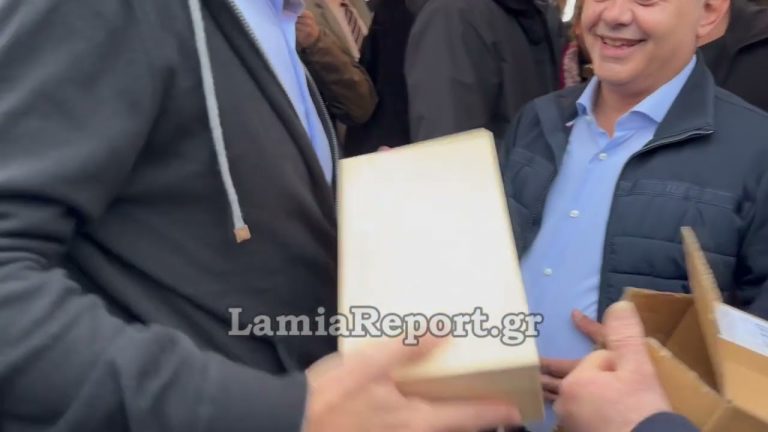 Καμένα Βούρλα: Έκανε δώρο στον Μητσοτάκη ένα… «κασελάκι» -Τι απάντησε ο πρωθυπουργός.