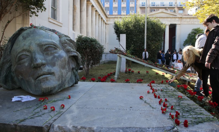 17 Νοέμβρη: Ποιον αναπαριστά η κεφαλή δίπλα στην πύλη του Πολυτεχνείου