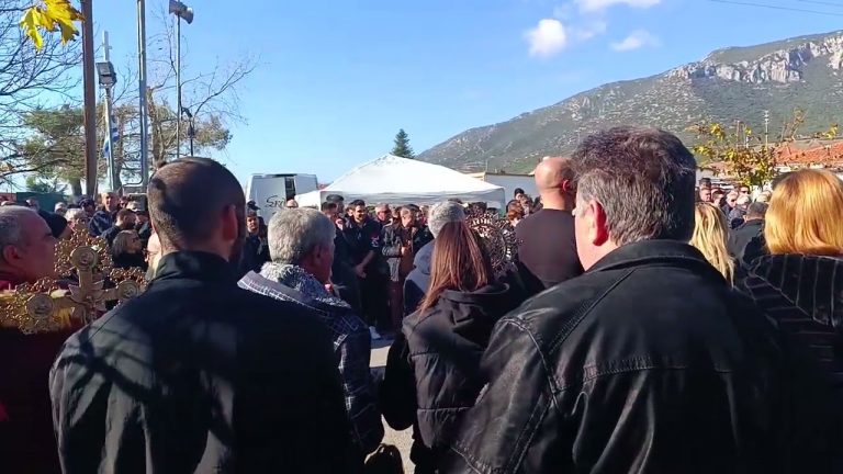 Βασίλης Καρράς: Με χειροκροτήματα υποδέχθηκαν τη σορό του στο Κοκκινοχώρι -Ποιοι δίνουν το «παρών»
