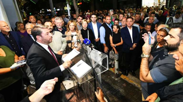 Αγώνας δρόμου για ΠΑΣΟΚ να καλύψει το κενό από την κατάρρευση του ΣΥΡΙΖΑ